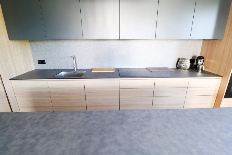 Kombinace šedé, antracitové a dřeva je zárukou úspěchu v&nbsp;každém interiéru.

V&nbsp;pražském bytě mladého páru jsme realizovali kuchyňskou linku, TV…