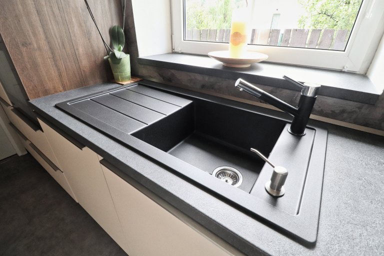 Přijde Vám, že lesklou kuchyňskou linku má již kdekdo? Buďte trochu originální a zvolte matnou povrchovou úpravu dvířek, jako naše nedávná klientka, které se…