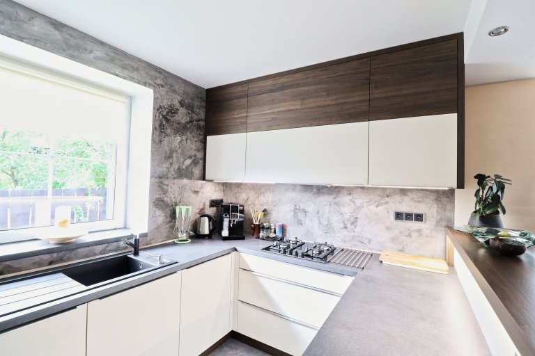 Přijde Vám, že lesklou kuchyňskou linku má již kdekdo? Buďte trochu originální a zvolte matnou povrchovou úpravu dvířek, jako naše nedávná klientka, které se…