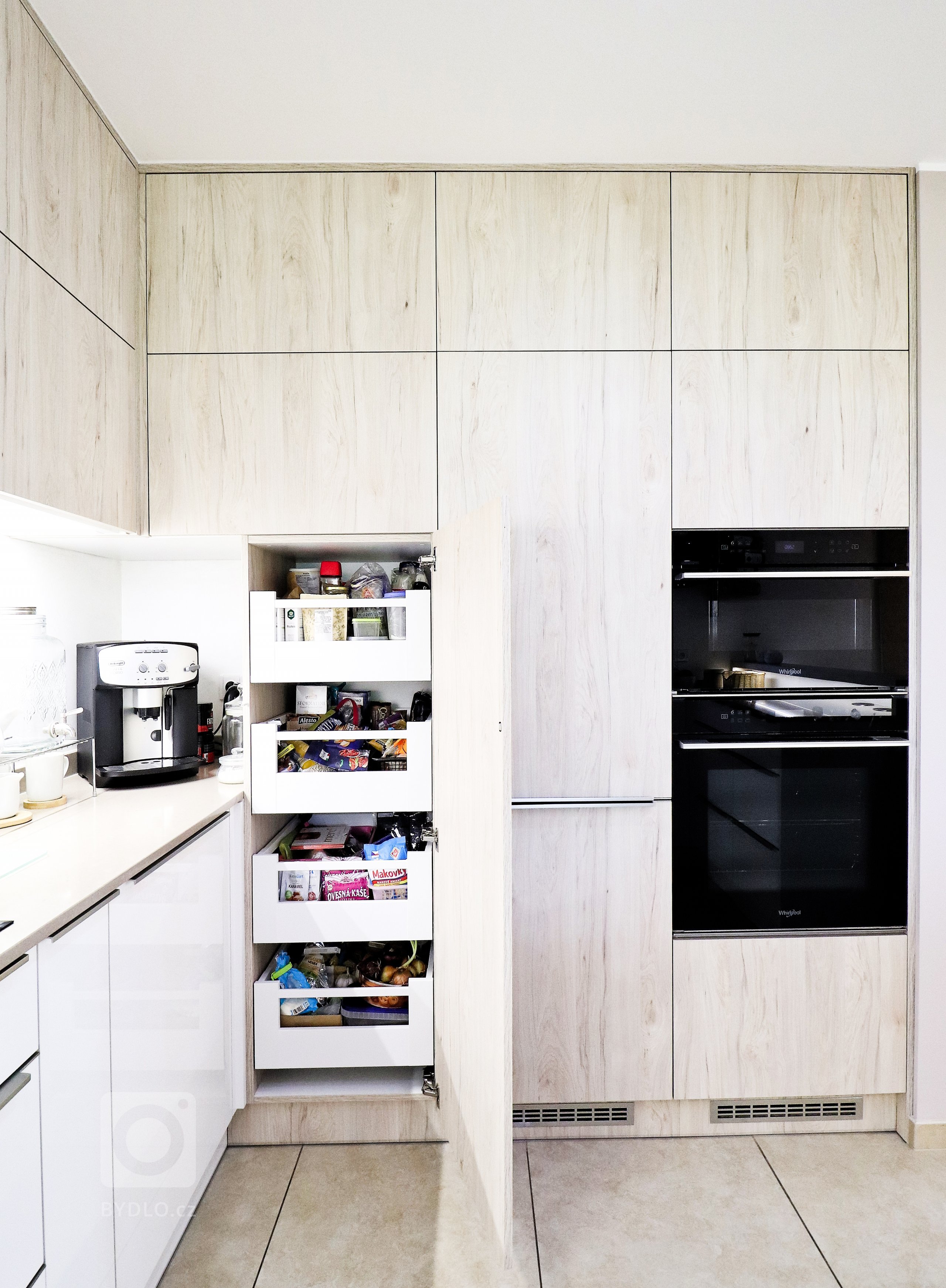 V&nbsp;rodinném domku v&nbsp;Havířově jsme se podíleli na kompletní rekonstrukci obývacího prostoru s&nbsp;kuchyňskou linkou.

Bílá akrylátová dvířka doplňuje…