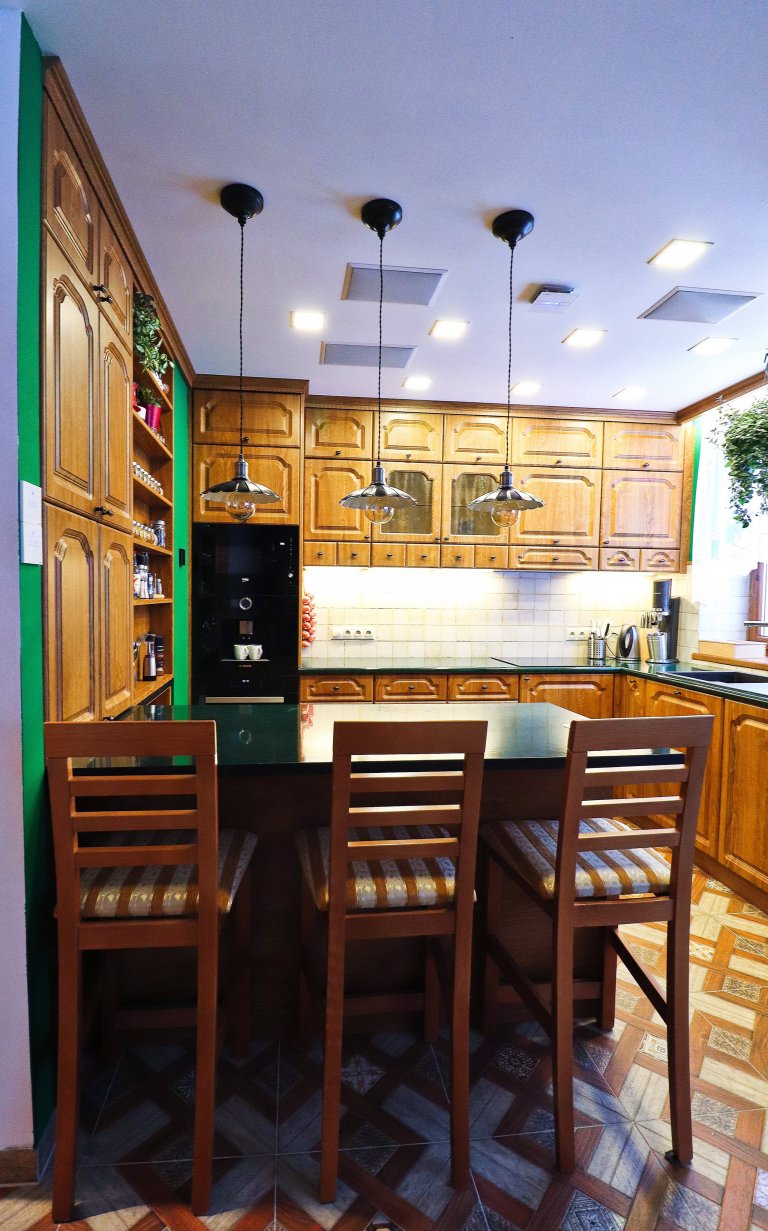 Ne každý je zastáncem moderny. Rustikální kuchyně jsou v&nbsp;dnešní době velmi populární a mají své kouzlo. Většina kuchyní tohoto stylu se vyznačuje různě…