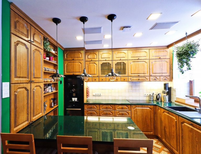 Ne každý je zastáncem moderny. Rustikální kuchyně jsou v&nbsp;dnešní době velmi populární a mají své kouzlo. Většina kuchyní tohoto stylu se vyznačuje různě…