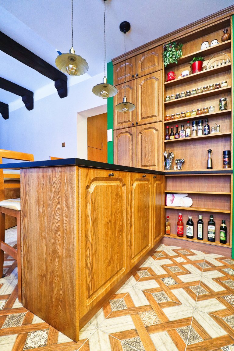 Ne každý je zastáncem moderny. Rustikální kuchyně jsou v&nbsp;dnešní době velmi populární a mají své kouzlo. Většina kuchyní tohoto stylu se vyznačuje různě…