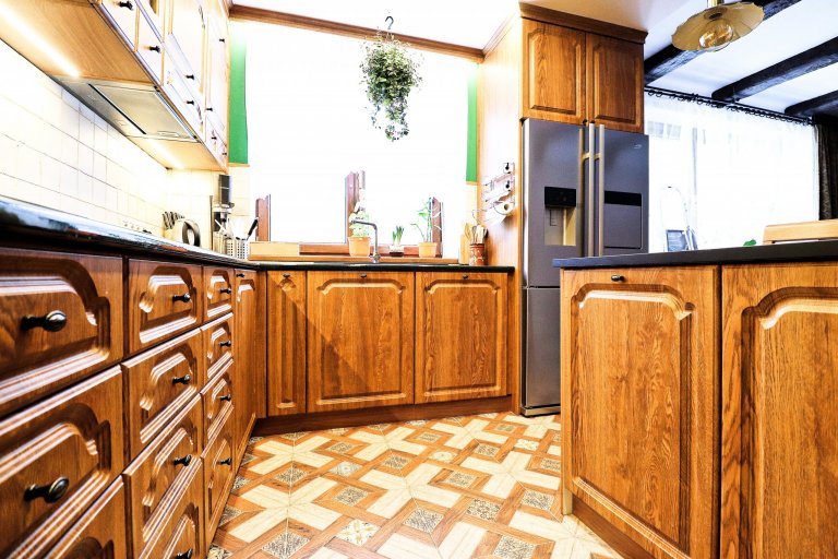 Ne každý je zastáncem moderny. Rustikální kuchyně jsou v&nbsp;dnešní době velmi populární a mají své kouzlo. Většina kuchyní tohoto stylu se vyznačuje různě…