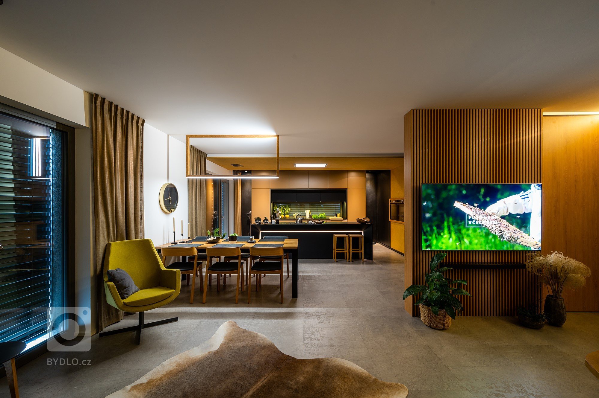 Luxusní interiér v netradičních barvách a materiálech, které&nbsp;dělají&nbsp;interiér netradičním. Sladěný interiér od jednoho výrobce, od návrhu až po…