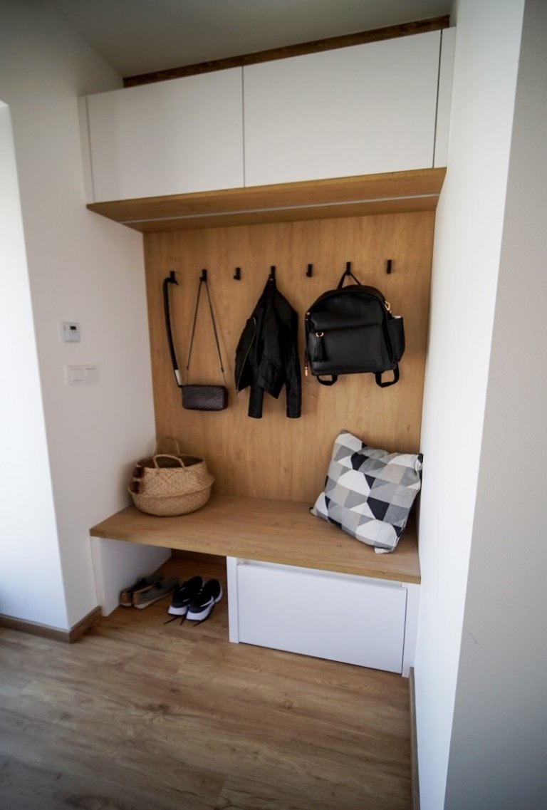 Interiér v minimalistickém stylu, který je laděn do čisté bílé matné doplněné dřevem, trámy a vhodnými doplňky. Interiér je jednoduchý, útulný a svěží.
