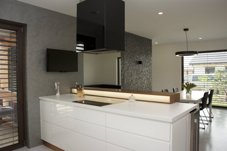 A máme tu další realizaci&nbsp;kuchyně! Jako povrch pro kuchyň jsme zvolili bílý lesk. Tento povrch se často používá právě kvůli jeho ideálního propojení…