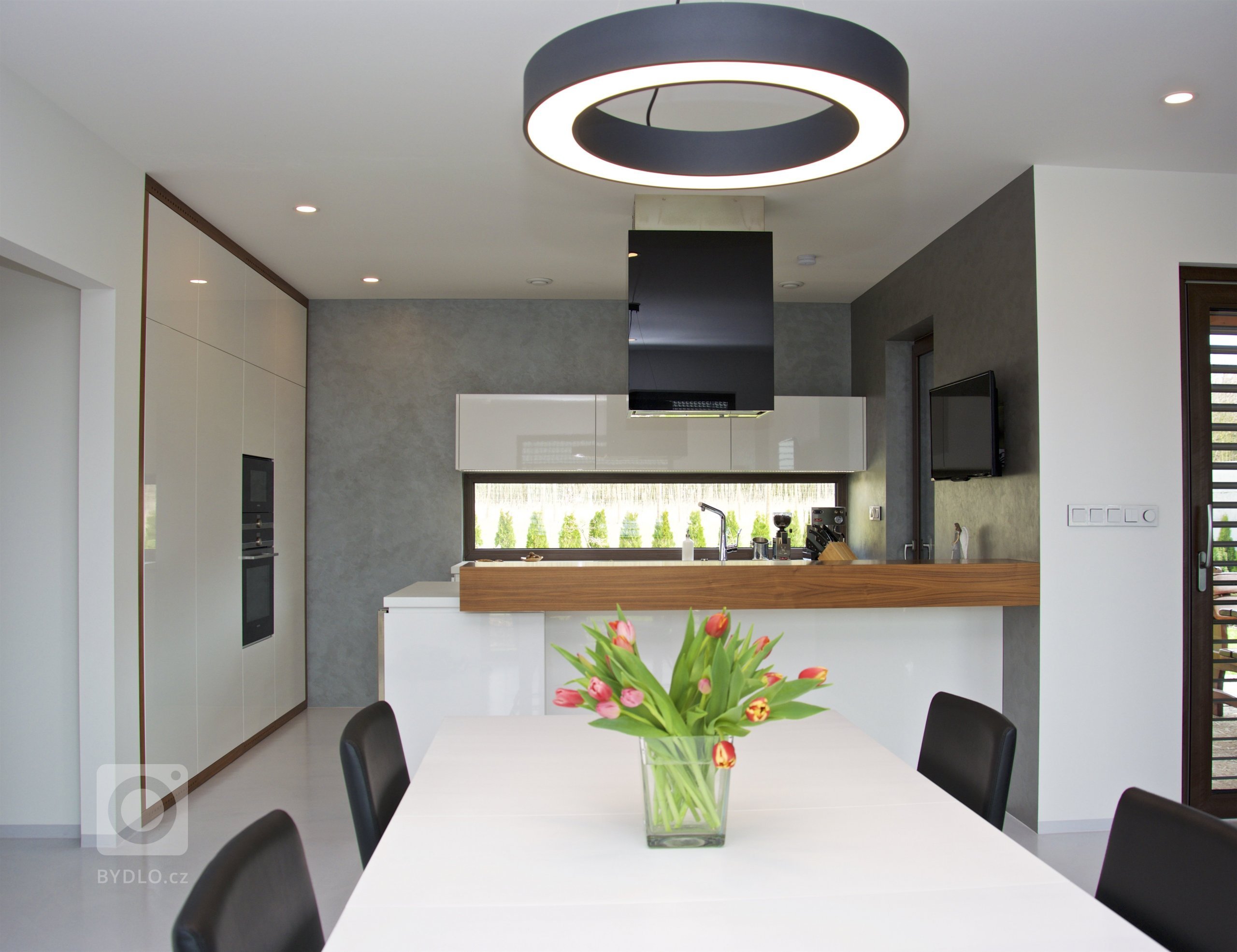 A máme tu další realizaci&nbsp;kuchyně! Jako povrch pro kuchyň jsme zvolili bílý lesk. Tento povrch se často používá právě kvůli jeho ideálního propojení…