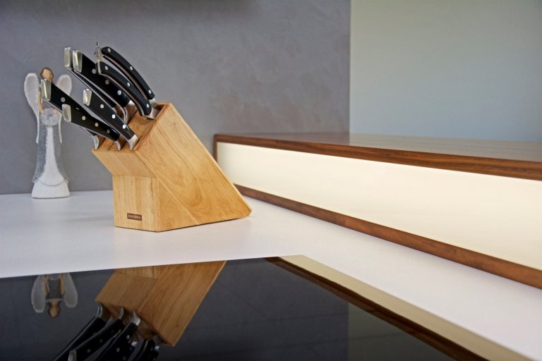 A máme tu další realizaci&nbsp;kuchyně! Jako povrch pro kuchyň jsme zvolili bílý lesk. Tento povrch se často používá právě kvůli jeho ideálního propojení…