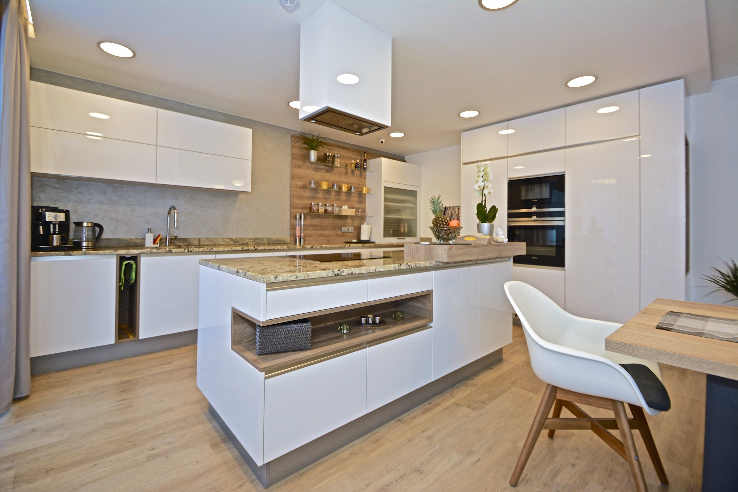 Mladý pár se pustil do složité rekonstrukce, ale pomocí nás a ateliéru ATAK jsme dům dovedli do dokonalosti. Co Vás může zaujmout je kuchyň, která je velmi…