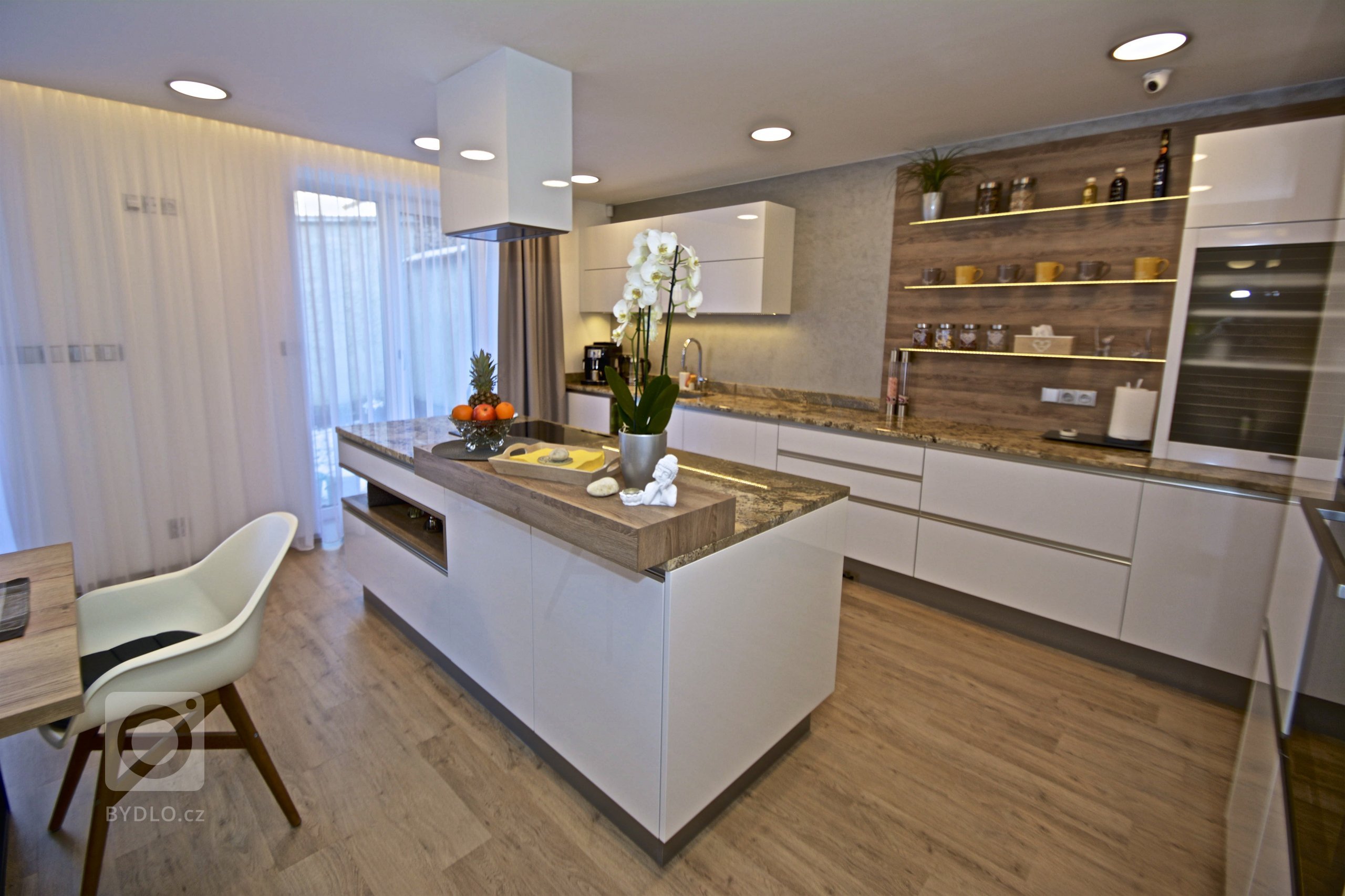 Mladý pár se pustil do složité rekonstrukce, ale pomocí nás a ateliéru ATAK jsme dům dovedli do dokonalosti. Co Vás může zaujmout je kuchyň, která je velmi…