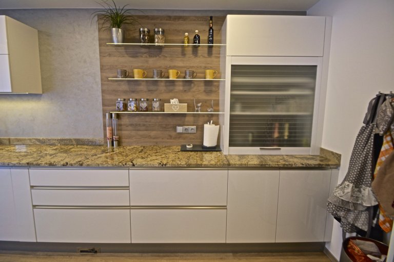 Mladý pár se pustil do složité rekonstrukce, ale pomocí nás a ateliéru ATAK jsme dům dovedli do dokonalosti. Co Vás může zaujmout je kuchyň, která je velmi…