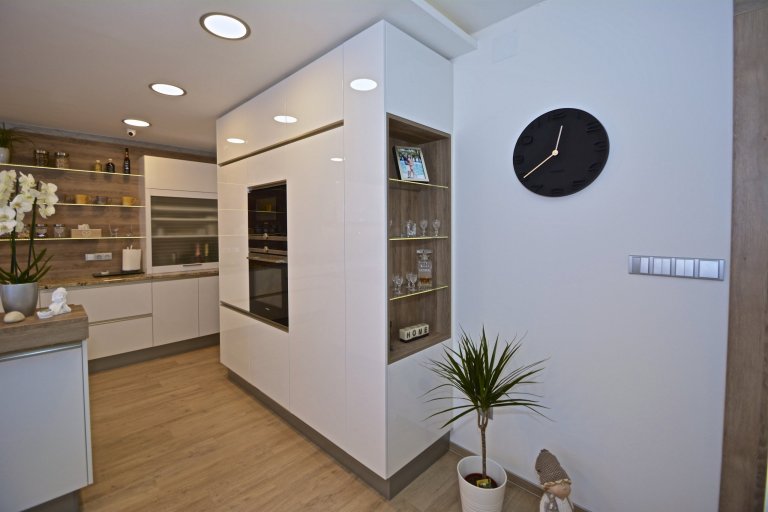 Mladý pár se pustil do složité rekonstrukce, ale pomocí nás a ateliéru ATAK jsme dům dovedli do dokonalosti. Co Vás může zaujmout je kuchyň, která je velmi…