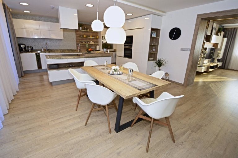 Mladý pár se pustil do složité rekonstrukce, ale pomocí nás a ateliéru ATAK jsme dům dovedli do dokonalosti. Co Vás může zaujmout je kuchyň, která je velmi…