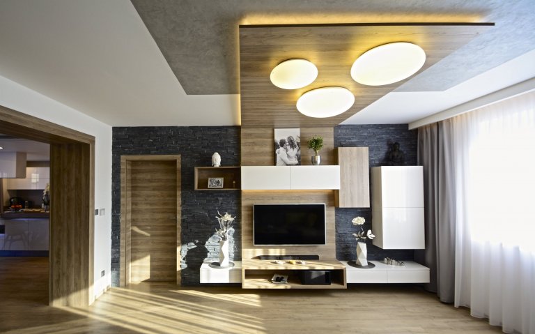 Mladý pár se pustil do složité rekonstrukce, ale pomocí nás a ateliéru ATAK jsme dům dovedli do dokonalosti. Co Vás může zaujmout je kuchyň, která je velmi…