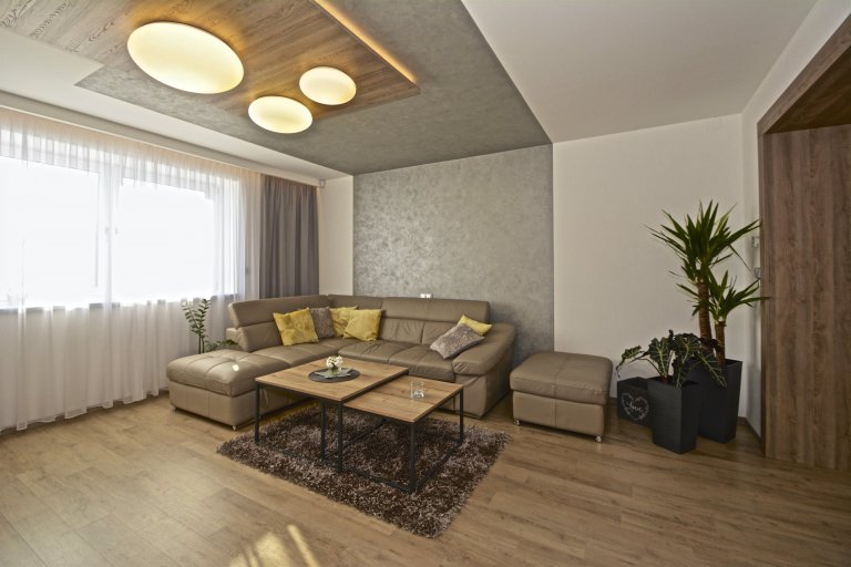 Mladý pár se pustil do složité rekonstrukce, ale pomocí nás a ateliéru ATAK jsme dům dovedli do dokonalosti. Co Vás může zaujmout je kuchyň, která je velmi…