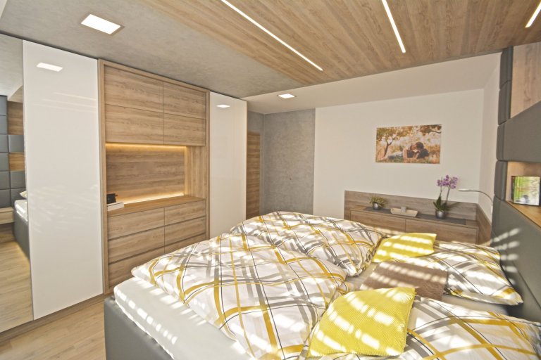 Mladý pár se pustil do složité rekonstrukce, ale pomocí nás a ateliéru ATAK jsme dům dovedli do dokonalosti. Co Vás může zaujmout je kuchyň, která je velmi…