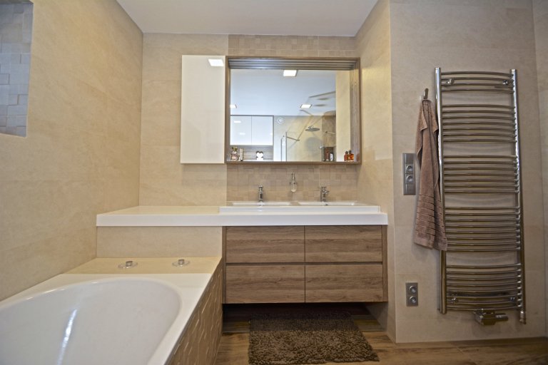 Mladý pár se pustil do složité rekonstrukce, ale pomocí nás a ateliéru ATAK jsme dům dovedli do dokonalosti. Co Vás může zaujmout je kuchyň, která je velmi…