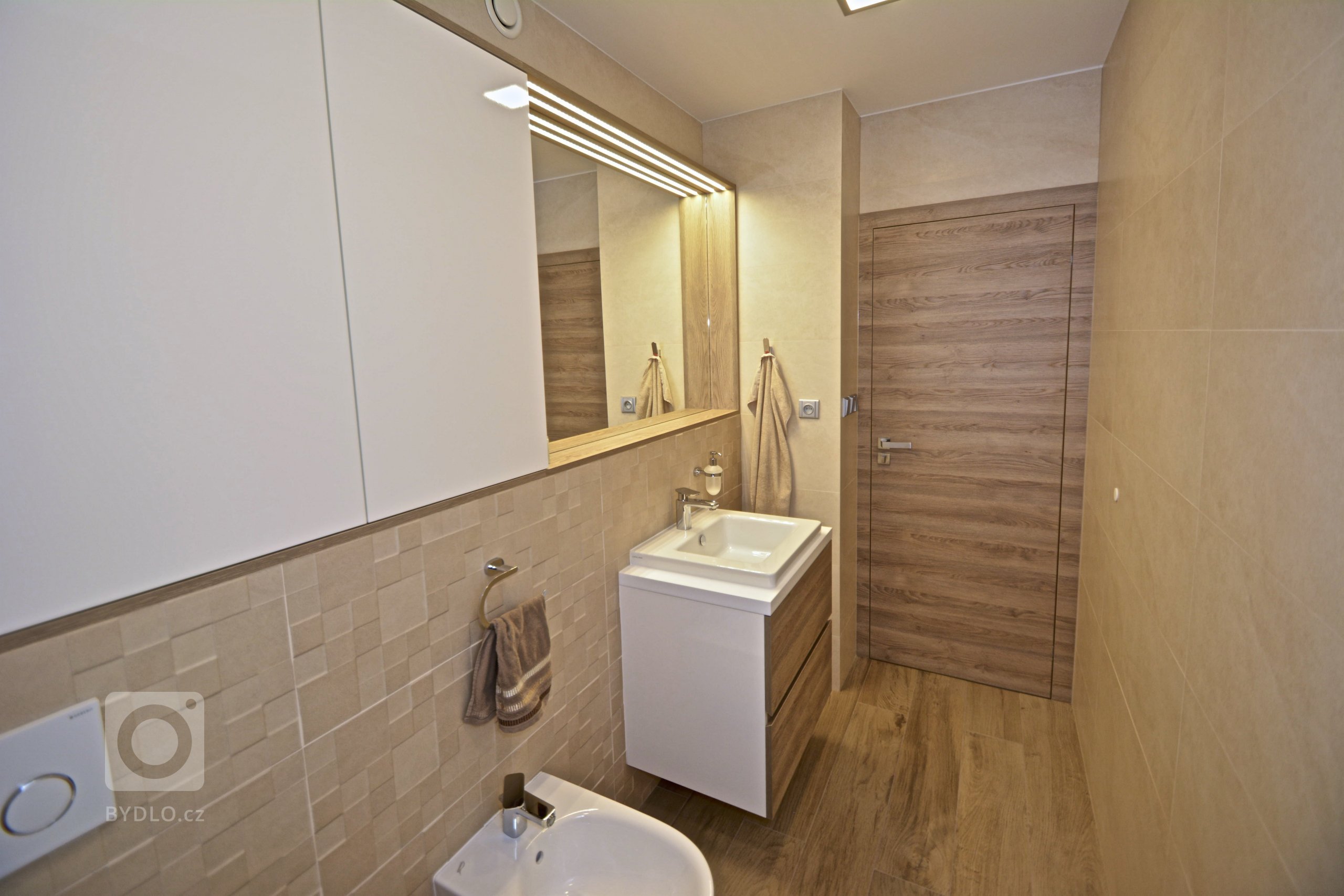 Mladý pár se pustil do složité rekonstrukce, ale pomocí nás a ateliéru ATAK jsme dům dovedli do dokonalosti. Co Vás může zaujmout je kuchyň, která je velmi…