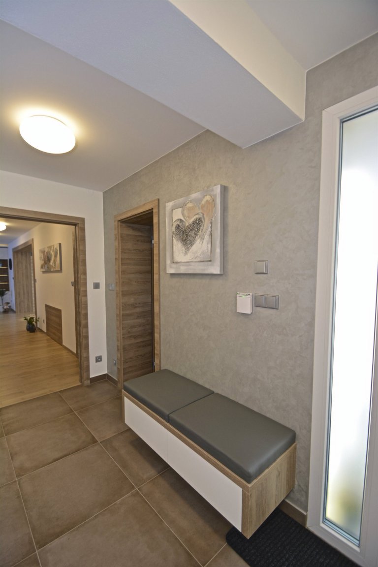 Mladý pár se pustil do složité rekonstrukce, ale pomocí nás a ateliéru ATAK jsme dům dovedli do dokonalosti. Co Vás může zaujmout je kuchyň, která je velmi…