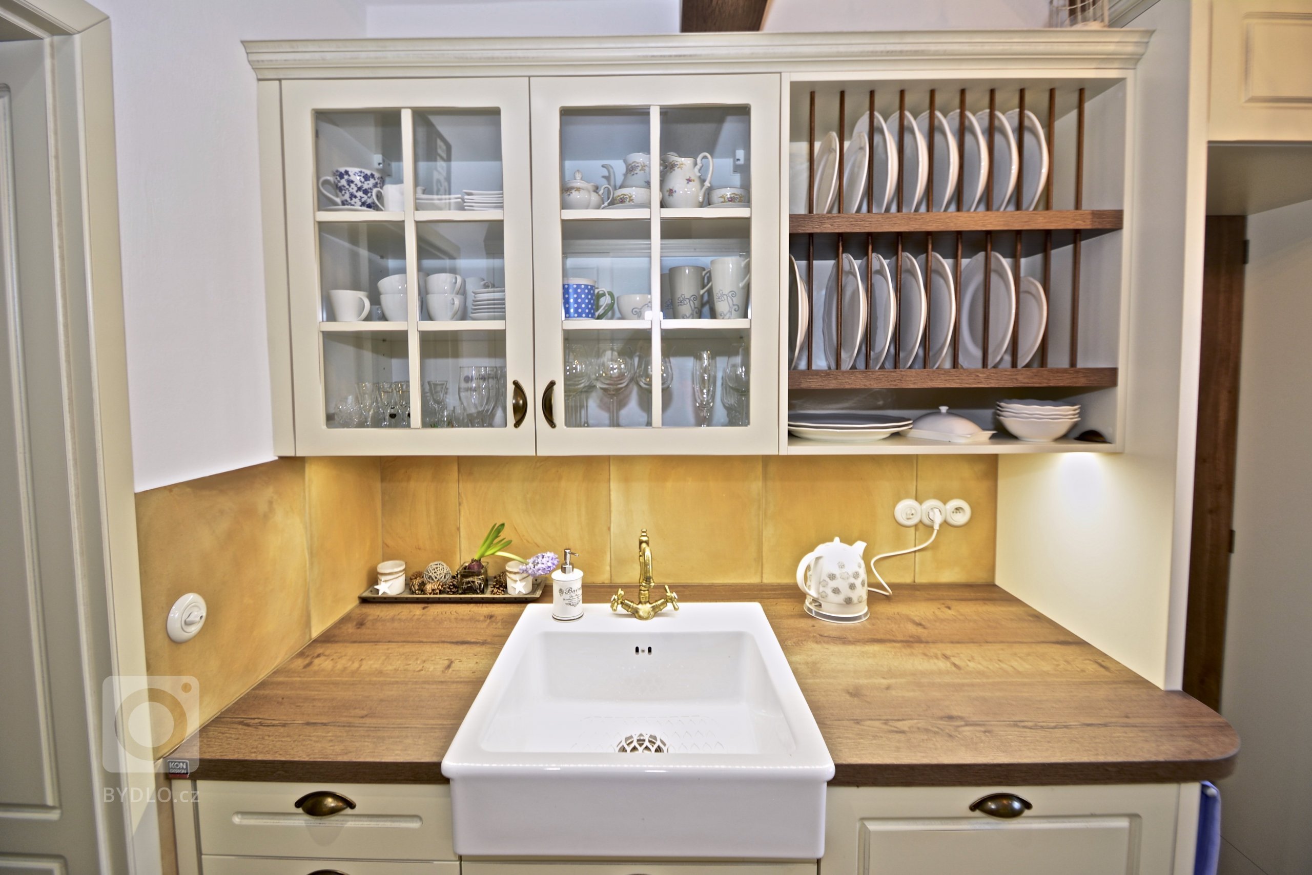 Mezi zákazníky, kteří se ženou za modernem a luxesem, se objeví i zájemci o klasiku a to nás těší.&nbsp;Kuchyň ve Vintage stylu jsme navrhli i zhotovili včetně…