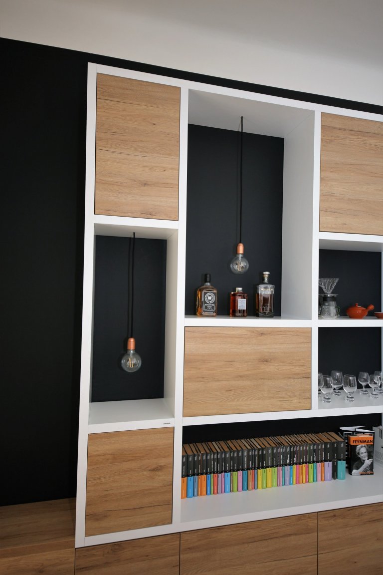 Na začátku našeho příběhu byli dva kreativní sympaťáci, dvě designerky a čtyři milovníci dobré kávy. Výsledkem tohoto setkání je pohodlná kancelář, chill…