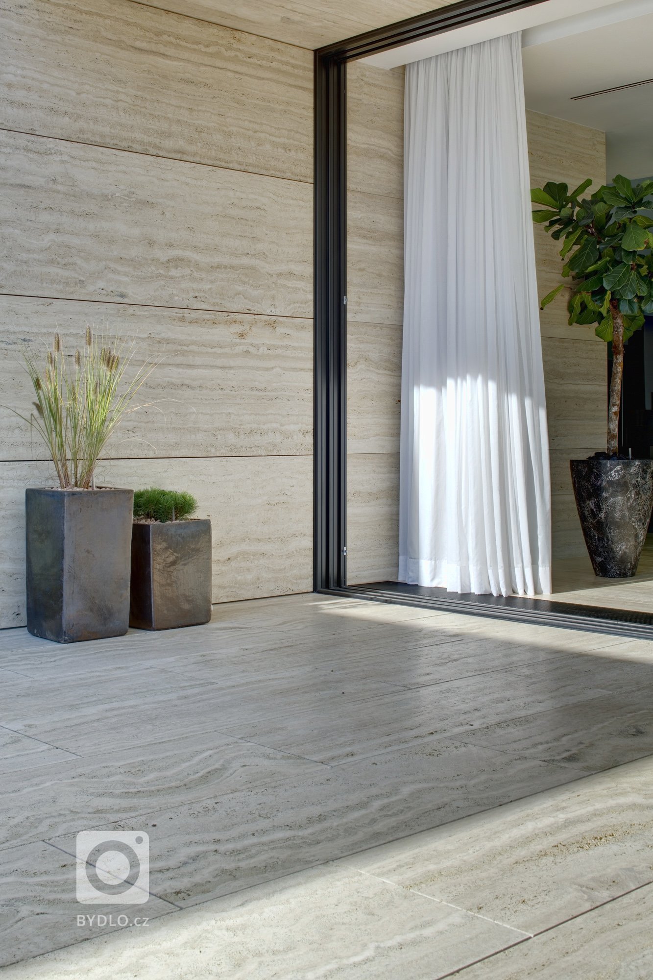 Působivá minimalistická vila leží v kopcovité krajině nad Děčínem. Je navržena a umístěna na rozlehlý pozemek tak, aby si její majitelé mohli maximálně užívat…