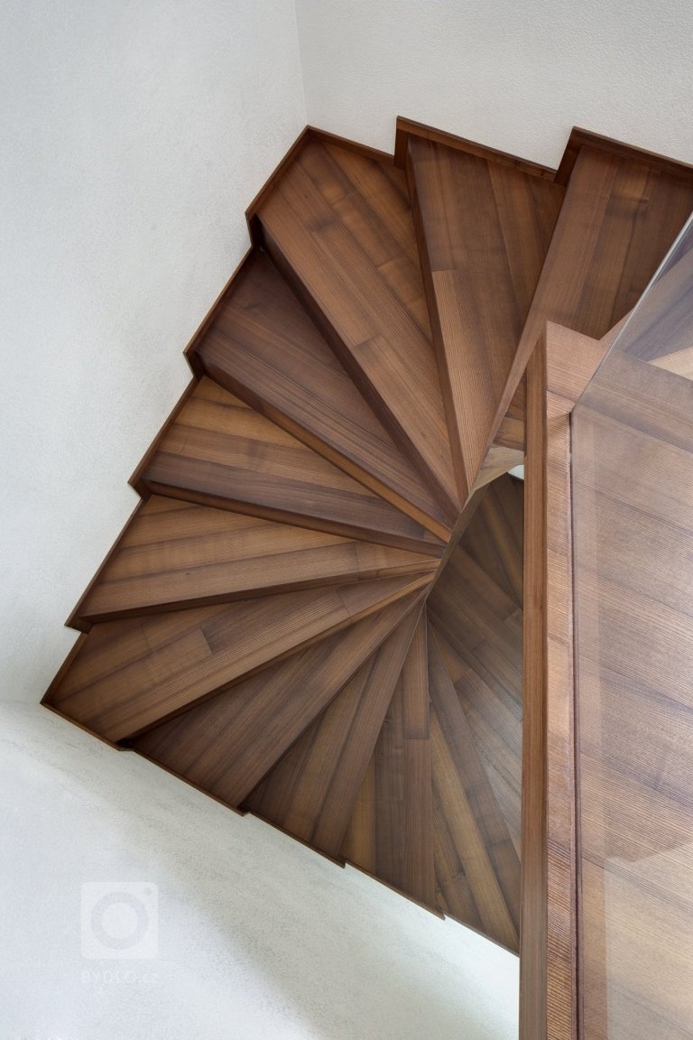 Působivá minimalistická vila leží v kopcovité krajině nad Děčínem. Je navržena a umístěna na rozlehlý pozemek tak, aby si její majitelé mohli maximálně užívat…