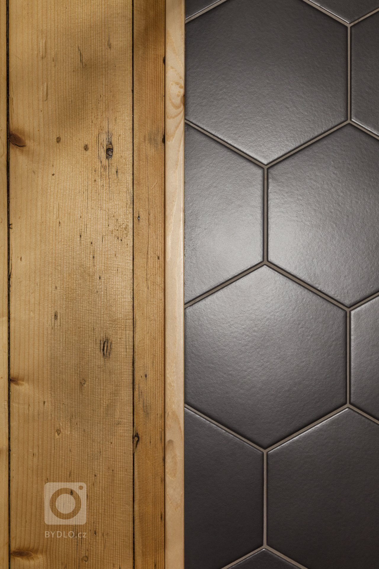 V holešovickém bytě 2kk nezůstala po rekonstrukci na 3kk kromě nosných zdí téměř ani cihla původního zdiva. Koupelna se přesunula do vstupní haly, kuchyňský…