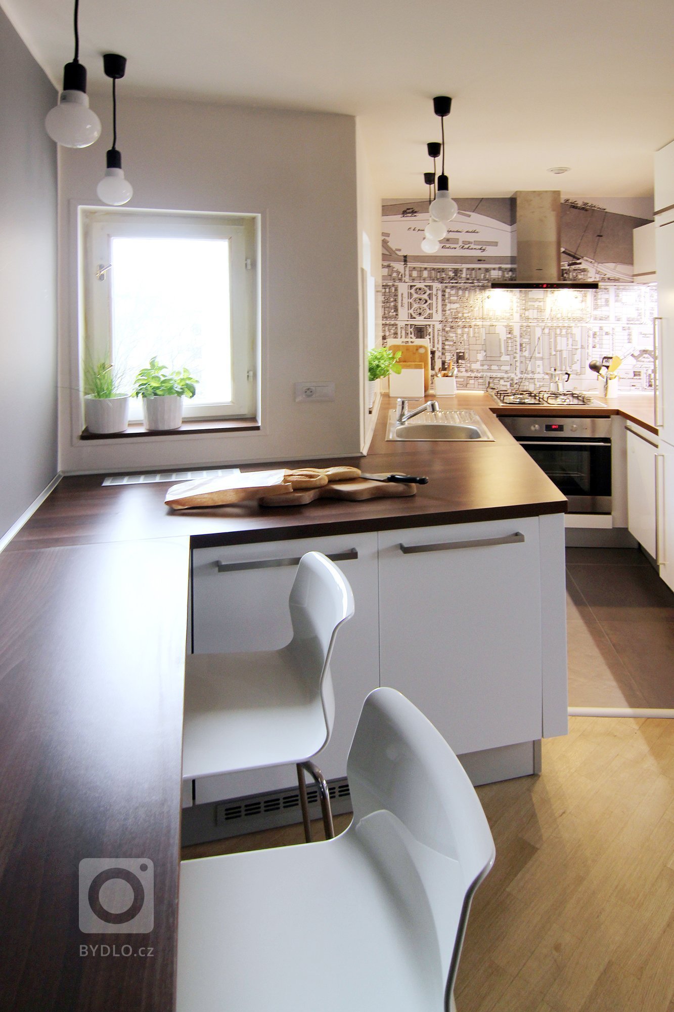 Malý podkrovní byt ve starém domě v Karlíně. Majitelem je mladý, single žijící muž, ve věci vkusu široce rozkročený mezi láskou ke starým, industriálním věcem …