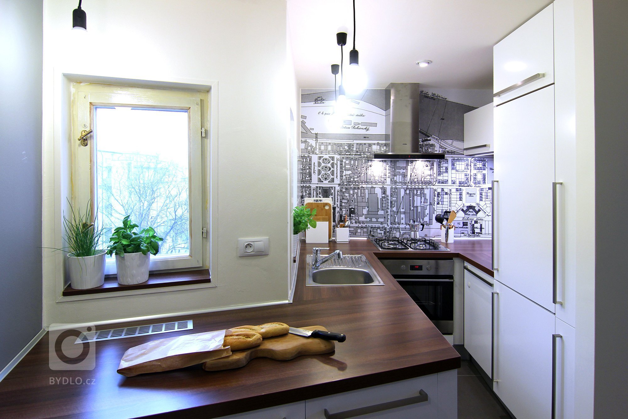 Malý podkrovní byt ve starém domě v Karlíně. Majitelem je mladý, single žijící muž, ve věci vkusu široce rozkročený mezi láskou ke starým, industriálním věcem …