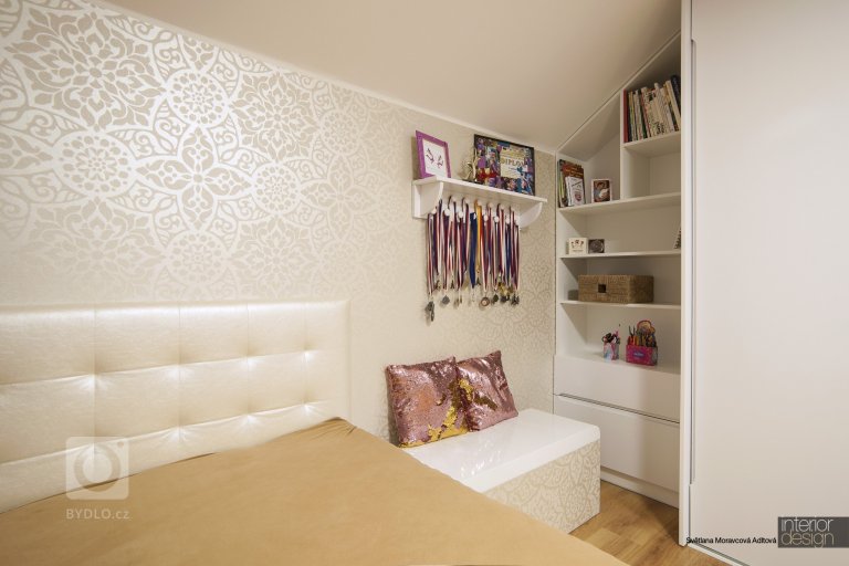 Realizace dětského pokoje pro 10 letou holčičku, která závodně tancuje. Tuto realizaci jsme udělali přesně podle našeho návrhu.
