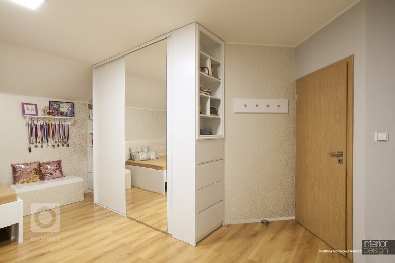 Realizace dětského pokoje pro 10 letou holčičku, která závodně tancuje. Tuto realizaci jsme udělali přesně podle našeho návrhu.
