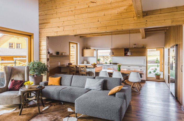 Majitelé tohoto ohromujícího prostoru mají rádi tradiční věci, ale důvěřují moderním technologiím i materiálům. Důležitá je pro ně také praktičnost. V&nbsp…