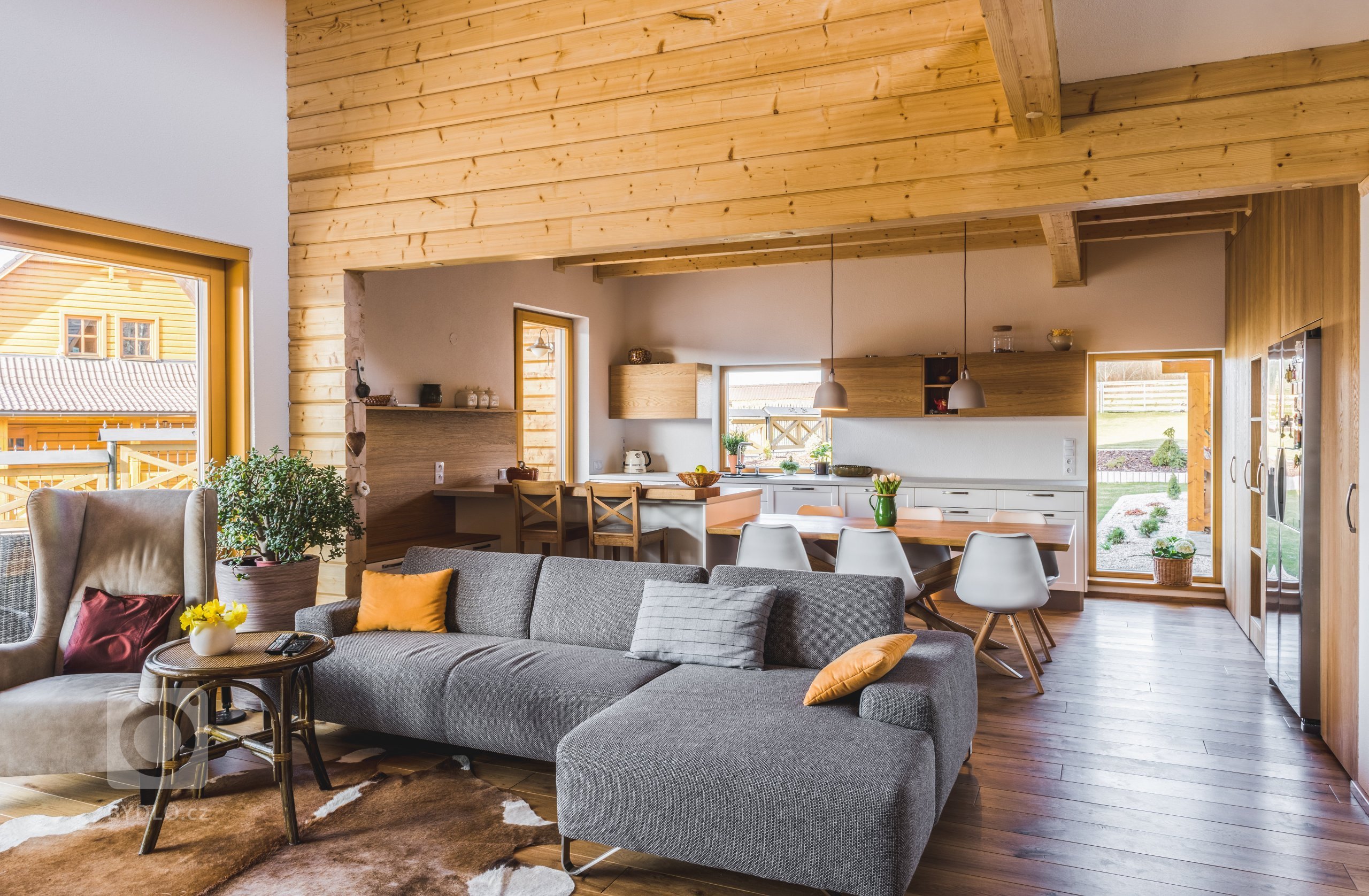 Majitelé tohoto ohromujícího prostoru mají rádi tradiční věci, ale důvěřují moderním technologiím i materiálům. Důležitá je pro ně také praktičnost. V&nbsp…