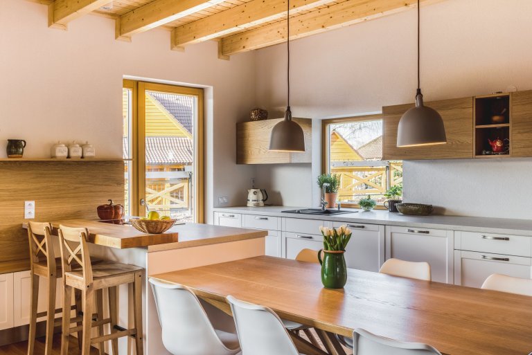 Majitelé tohoto ohromujícího prostoru mají rádi tradiční věci, ale důvěřují moderním technologiím i materiálům. Důležitá je pro ně také praktičnost. V&nbsp…