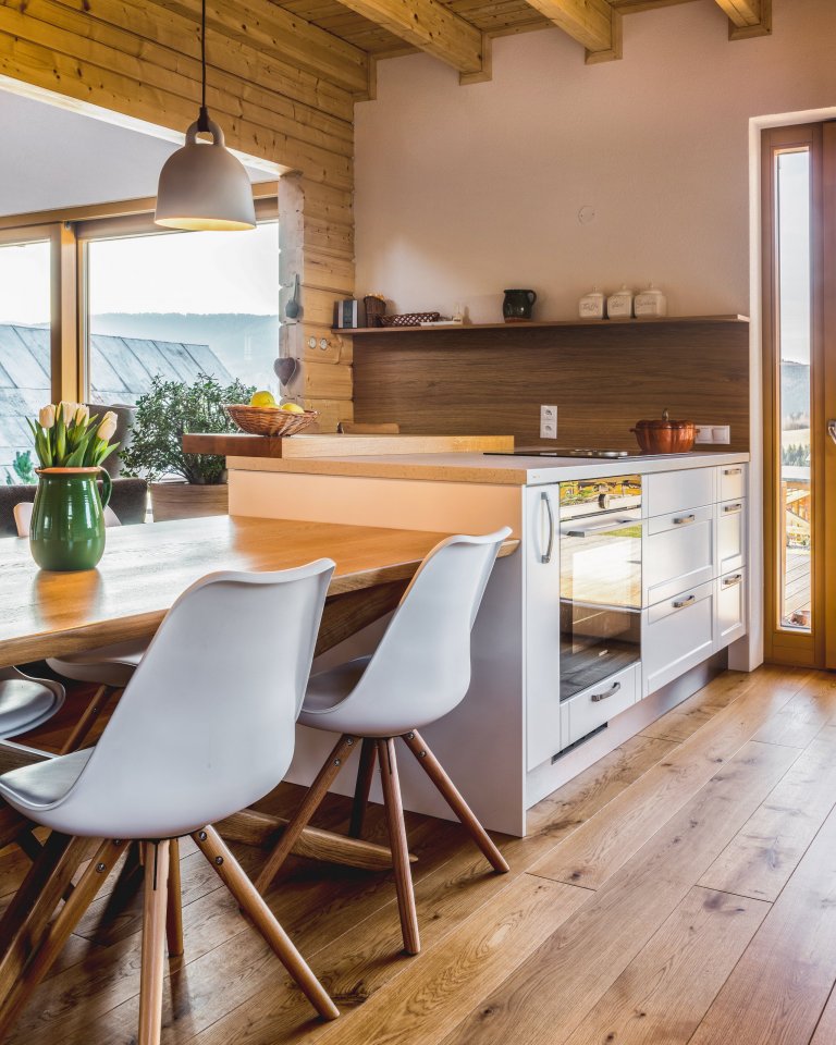 Majitelé tohoto ohromujícího prostoru mají rádi tradiční věci, ale důvěřují moderním technologiím i materiálům. Důležitá je pro ně také praktičnost. V&nbsp…