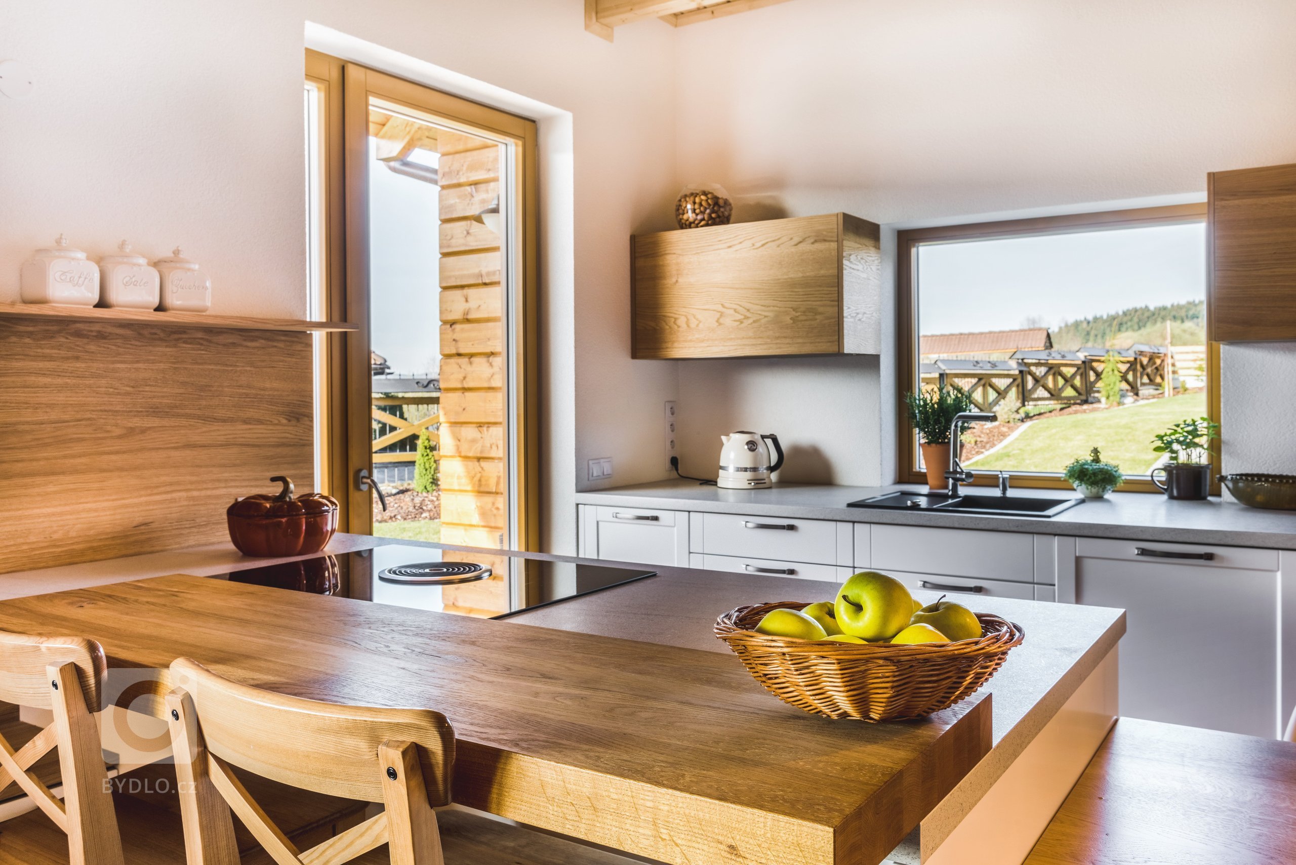 Majitelé tohoto ohromujícího prostoru mají rádi tradiční věci, ale důvěřují moderním technologiím i materiálům. Důležitá je pro ně také praktičnost. V&nbsp…