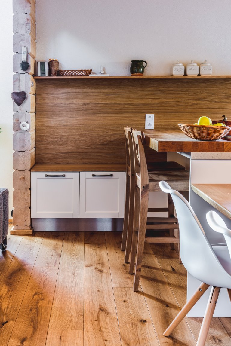 Majitelé tohoto ohromujícího prostoru mají rádi tradiční věci, ale důvěřují moderním technologiím i materiálům. Důležitá je pro ně také praktičnost. V&nbsp…