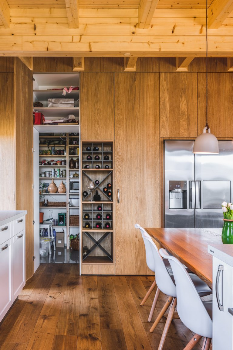 Majitelé tohoto ohromujícího prostoru mají rádi tradiční věci, ale důvěřují moderním technologiím i materiálům. Důležitá je pro ně také praktičnost. V&nbsp…