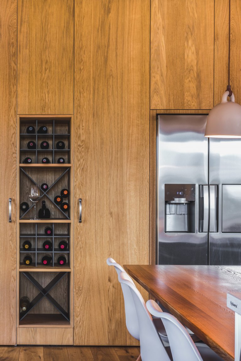 Majitelé tohoto ohromujícího prostoru mají rádi tradiční věci, ale důvěřují moderním technologiím i materiálům. Důležitá je pro ně také praktičnost. V&nbsp…