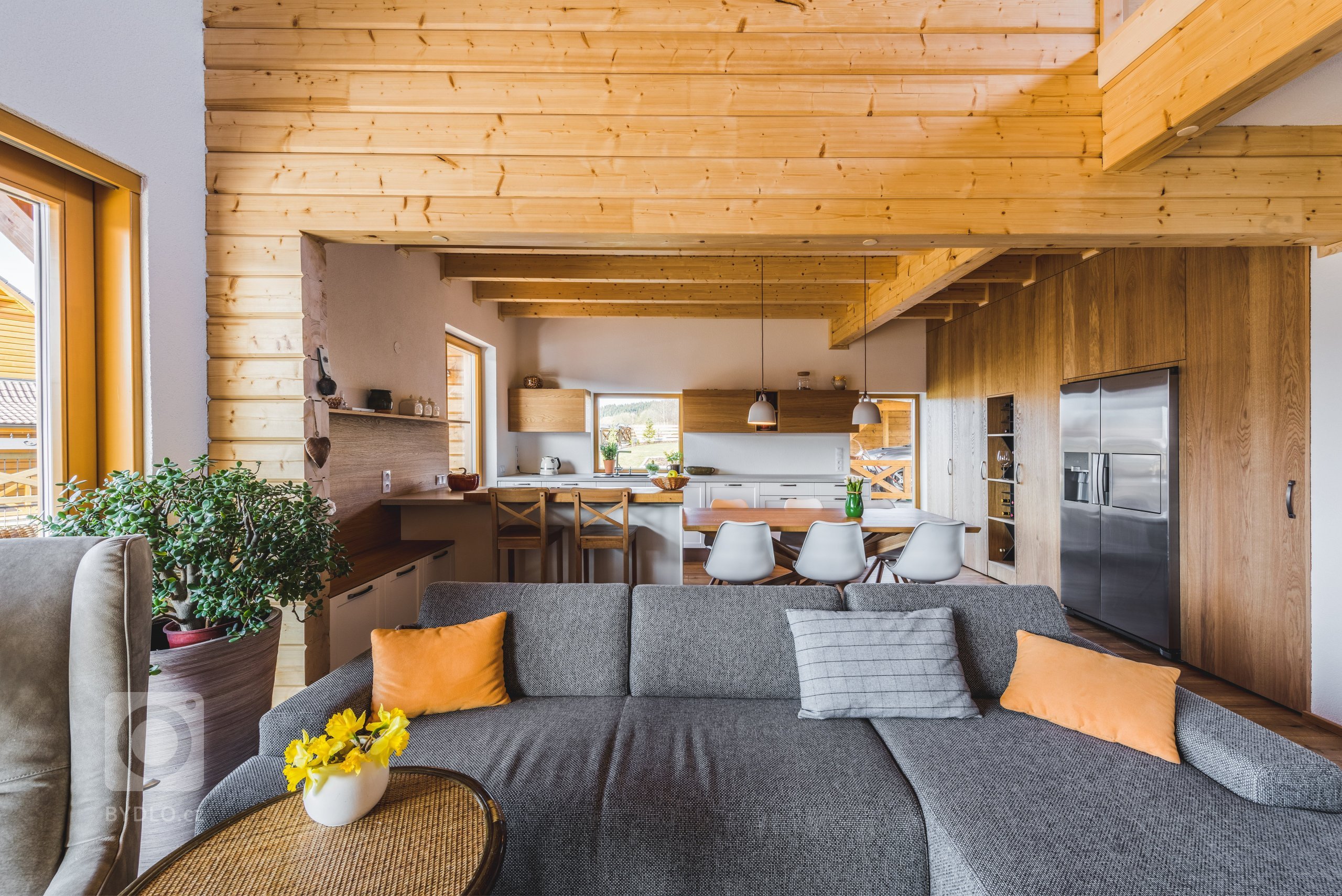 Majitelé tohoto ohromujícího prostoru mají rádi tradiční věci, ale důvěřují moderním technologiím i materiálům. Důležitá je pro ně také praktičnost. V&nbsp…