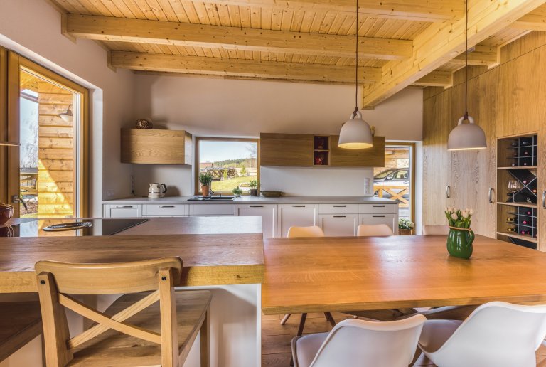 Majitelé tohoto ohromujícího prostoru mají rádi tradiční věci, ale důvěřují moderním technologiím i materiálům. Důležitá je pro ně také praktičnost. V&nbsp…