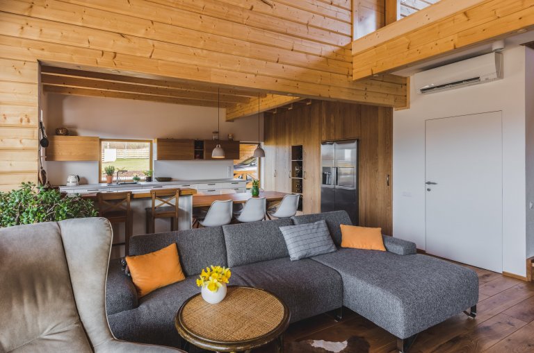 Majitelé tohoto ohromujícího prostoru mají rádi tradiční věci, ale důvěřují moderním technologiím i materiálům. Důležitá je pro ně také praktičnost. V&nbsp…