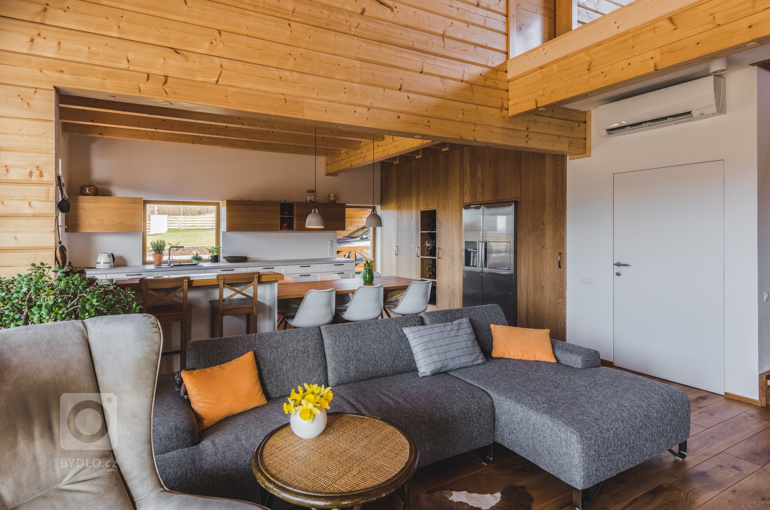 Majitelé tohoto ohromujícího prostoru mají rádi tradiční věci, ale důvěřují moderním technologiím i materiálům. Důležitá je pro ně také praktičnost. V&nbsp…