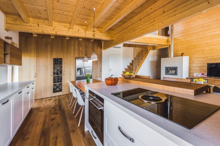 Majitelé tohoto ohromujícího prostoru mají rádi tradiční věci, ale důvěřují moderním technologiím i materiálům. Důležitá je pro ně také praktičnost. V&nbsp…