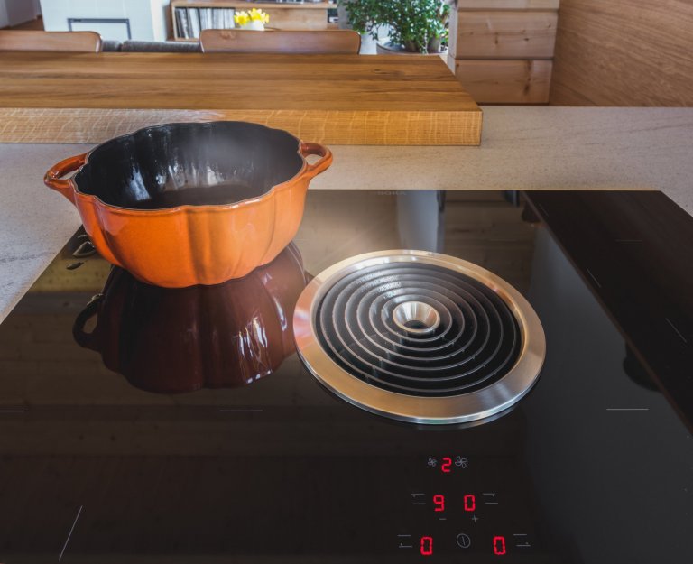 Majitelé tohoto ohromujícího prostoru mají rádi tradiční věci, ale důvěřují moderním technologiím i materiálům. Důležitá je pro ně také praktičnost. V&nbsp…