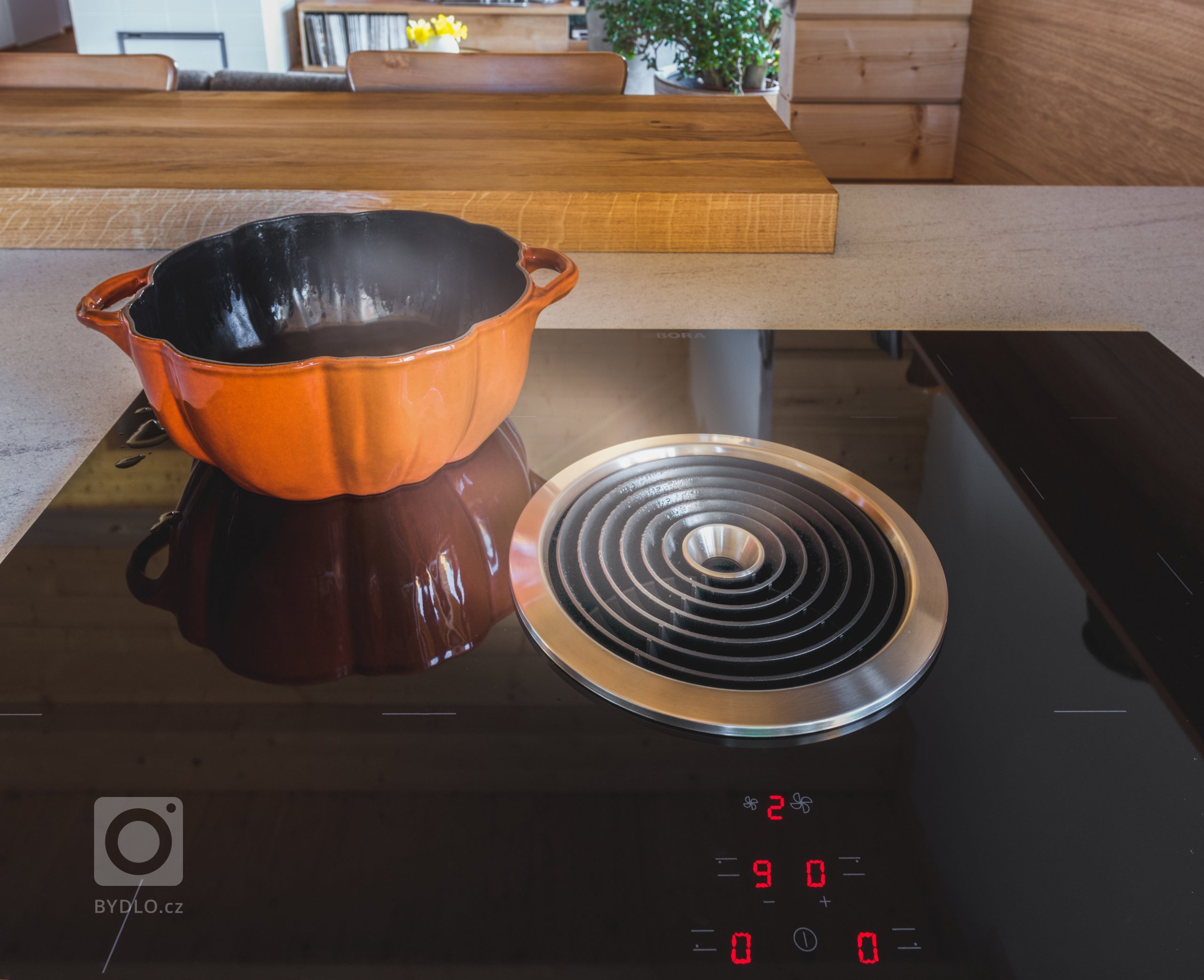 Majitelé tohoto ohromujícího prostoru mají rádi tradiční věci, ale důvěřují moderním technologiím i materiálům. Důležitá je pro ně také praktičnost. V&nbsp…