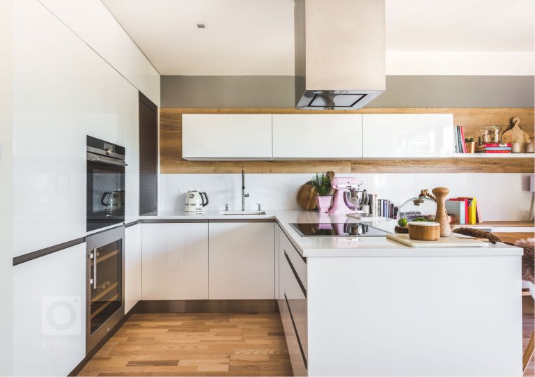 V kuchyni Top White Gloss se od první chvíle budete cítit jako doma. Vše je tu vyladěno přesně tak, jak to máte rádi. Vysoká potravinová skřín s výsuvem…