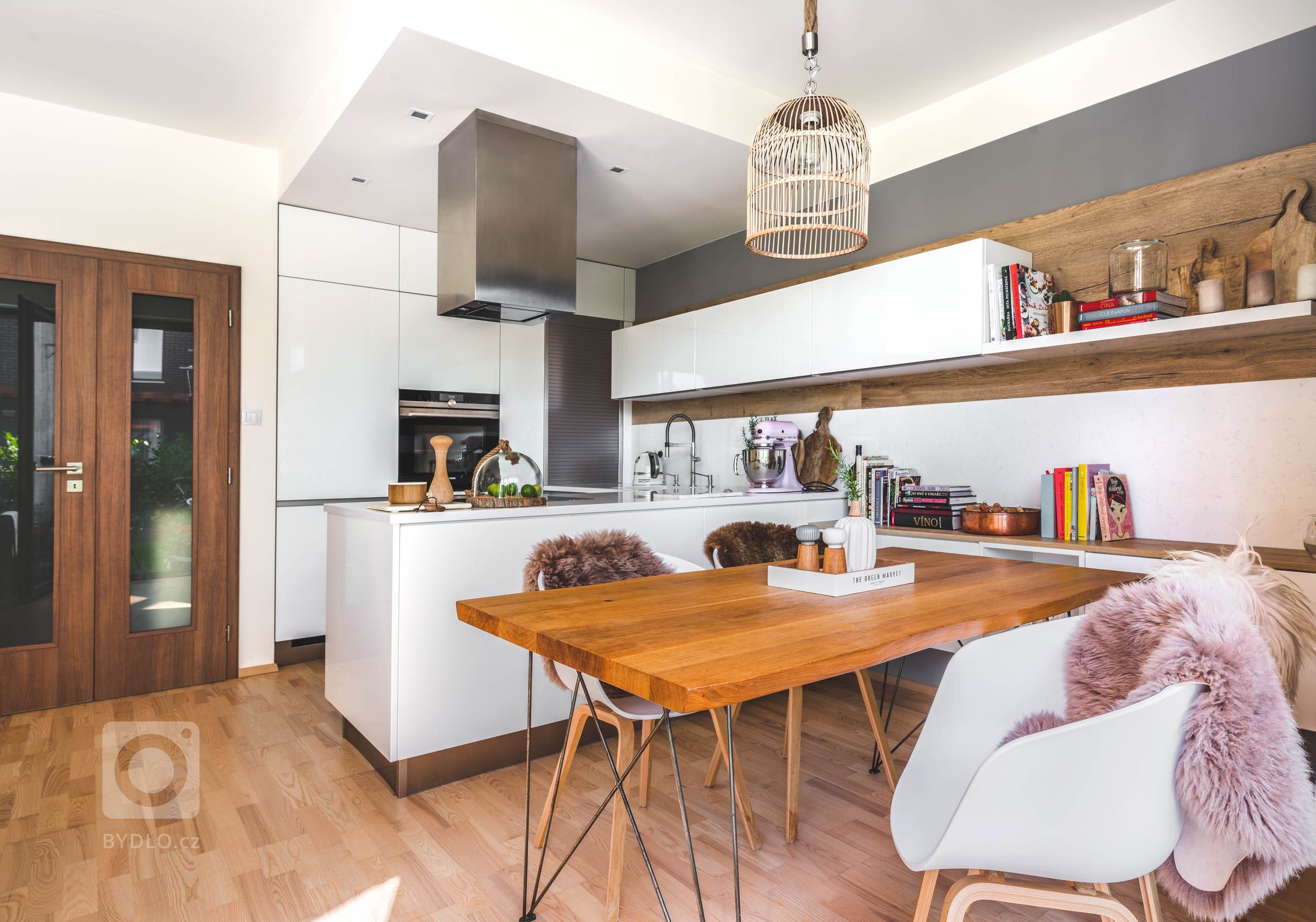 V kuchyni Top White Gloss se od první chvíle budete cítit jako doma. Vše je tu vyladěno přesně tak, jak to máte rádi. Vysoká potravinová skřín s výsuvem…